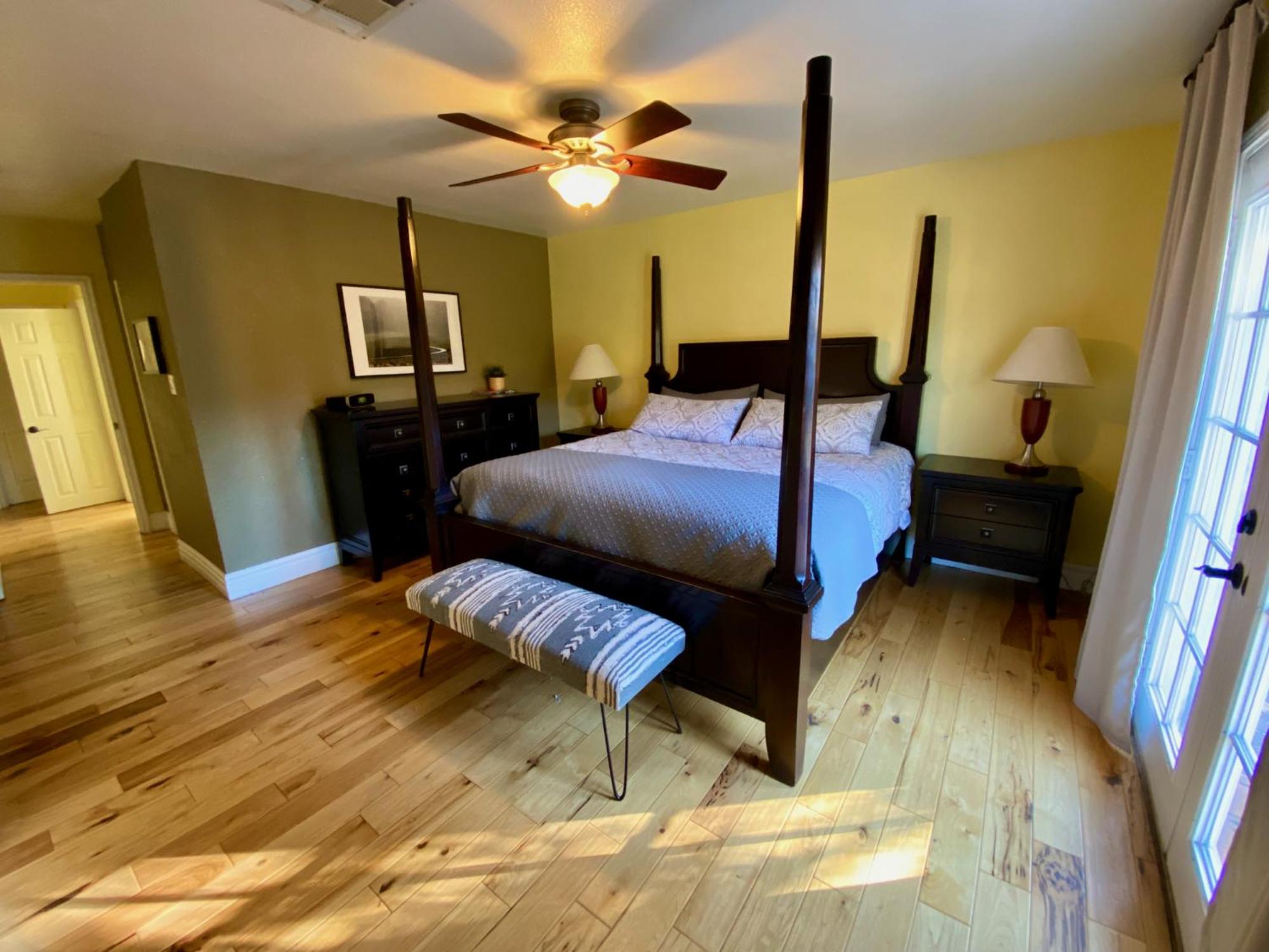 Newer Ranch with Pool and Hot Tub near the Strip and Freemont street.