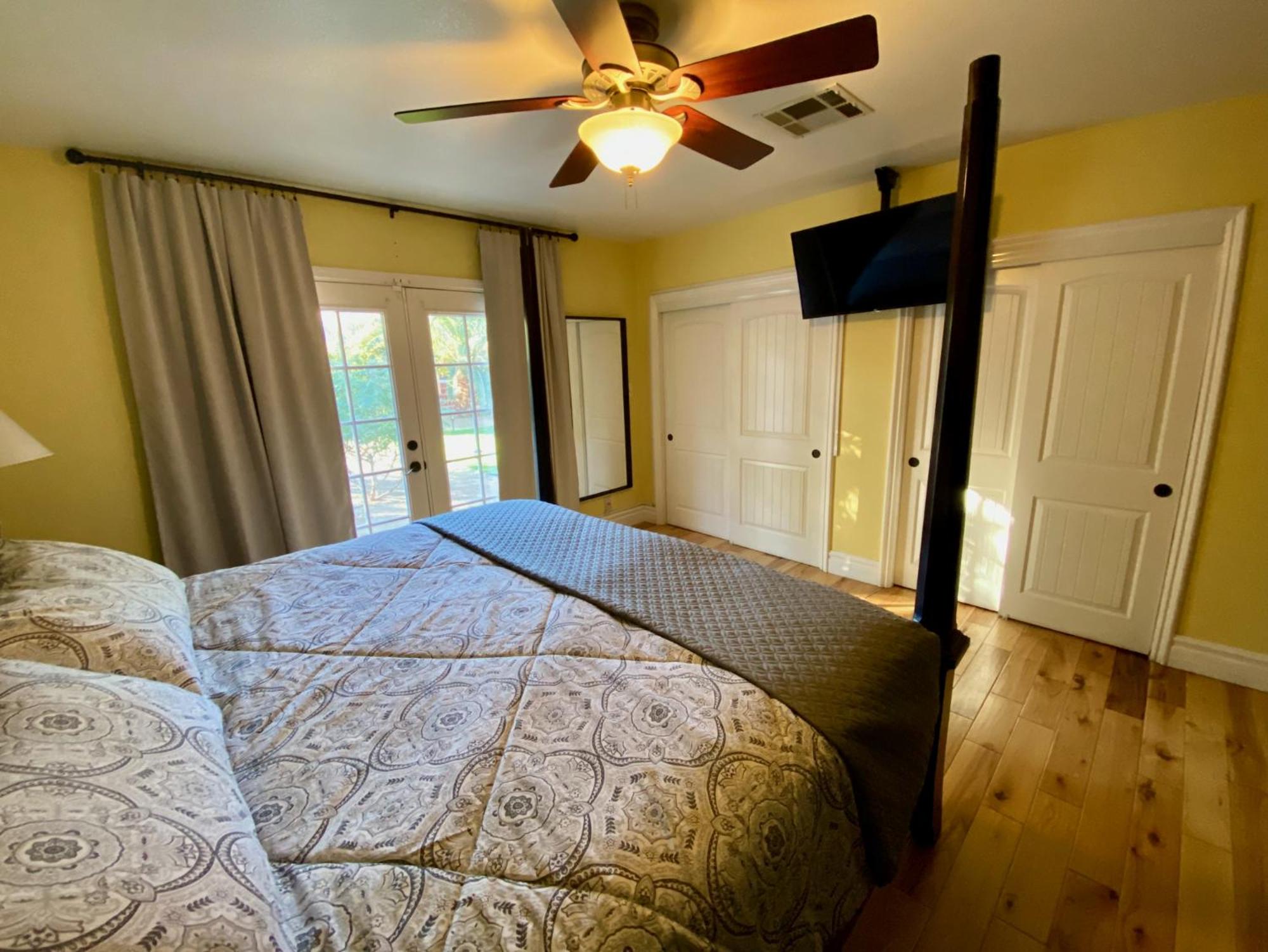Newer Ranch with Pool and Hot Tub near the Strip and Freemont street.