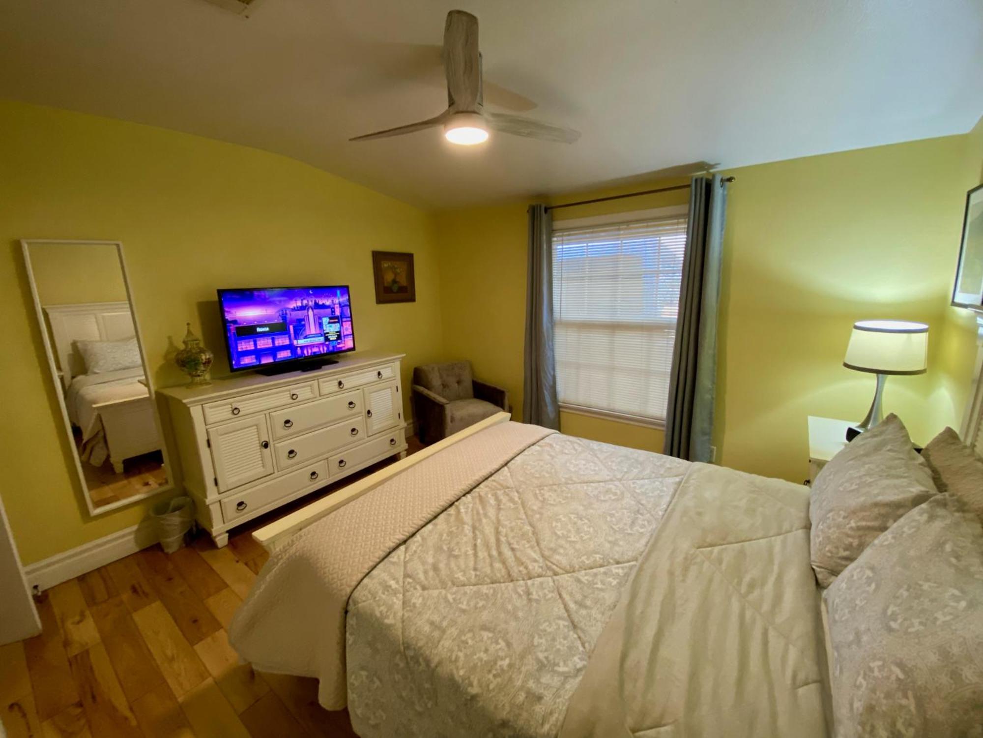 Newer Ranch with Pool and Hot Tub near the Strip and Freemont street.