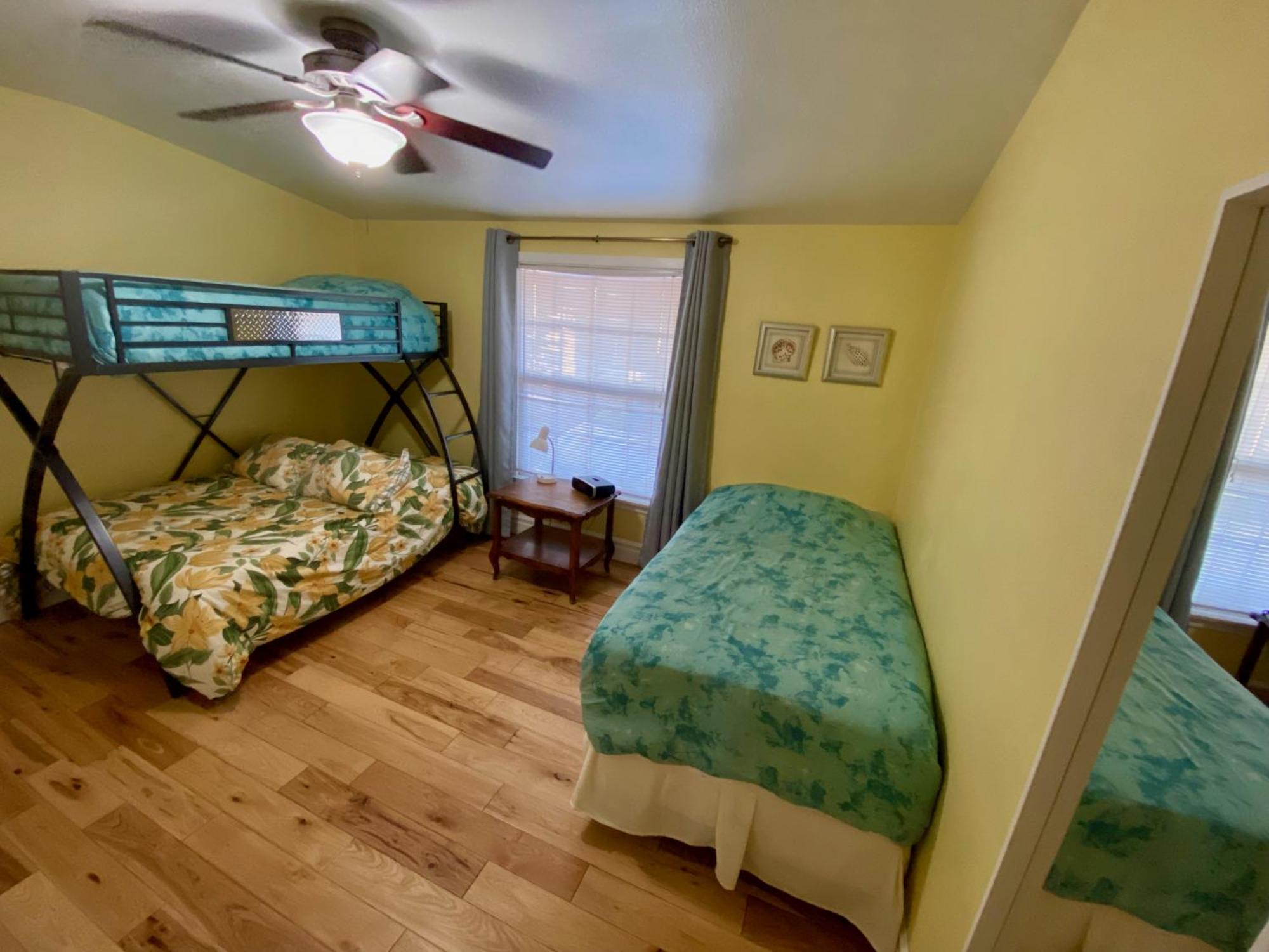 Newer Ranch with Pool and Hot Tub near the Strip and Freemont street.