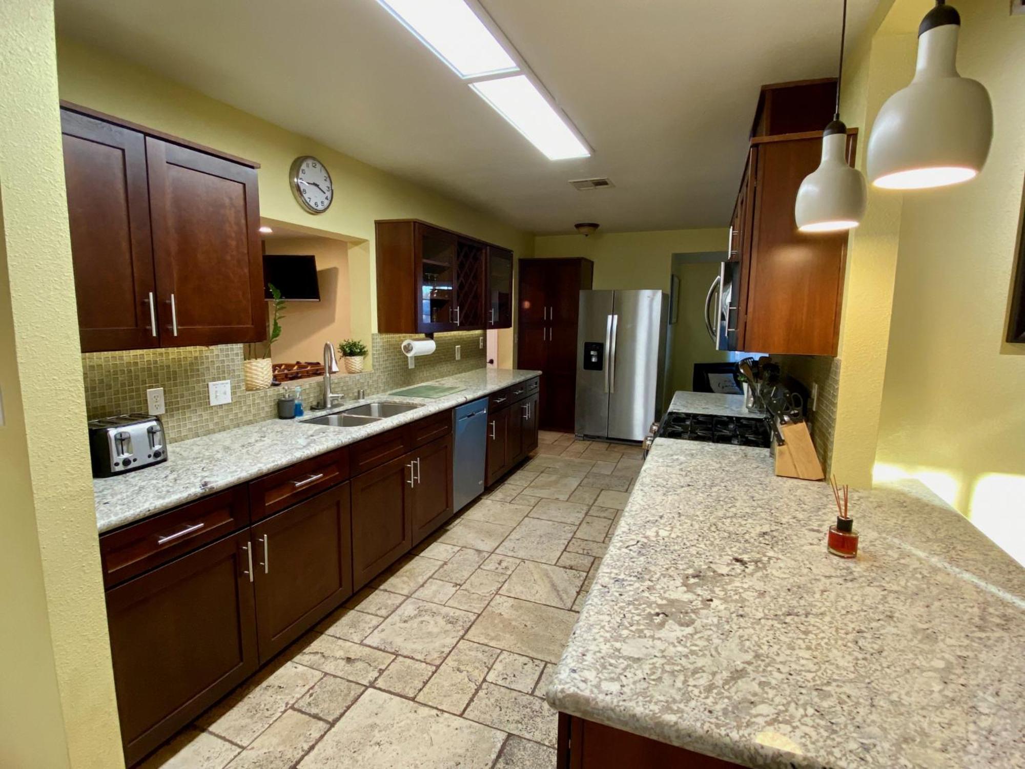 Newer Ranch with Pool and Hot Tub near the Strip and Freemont street.