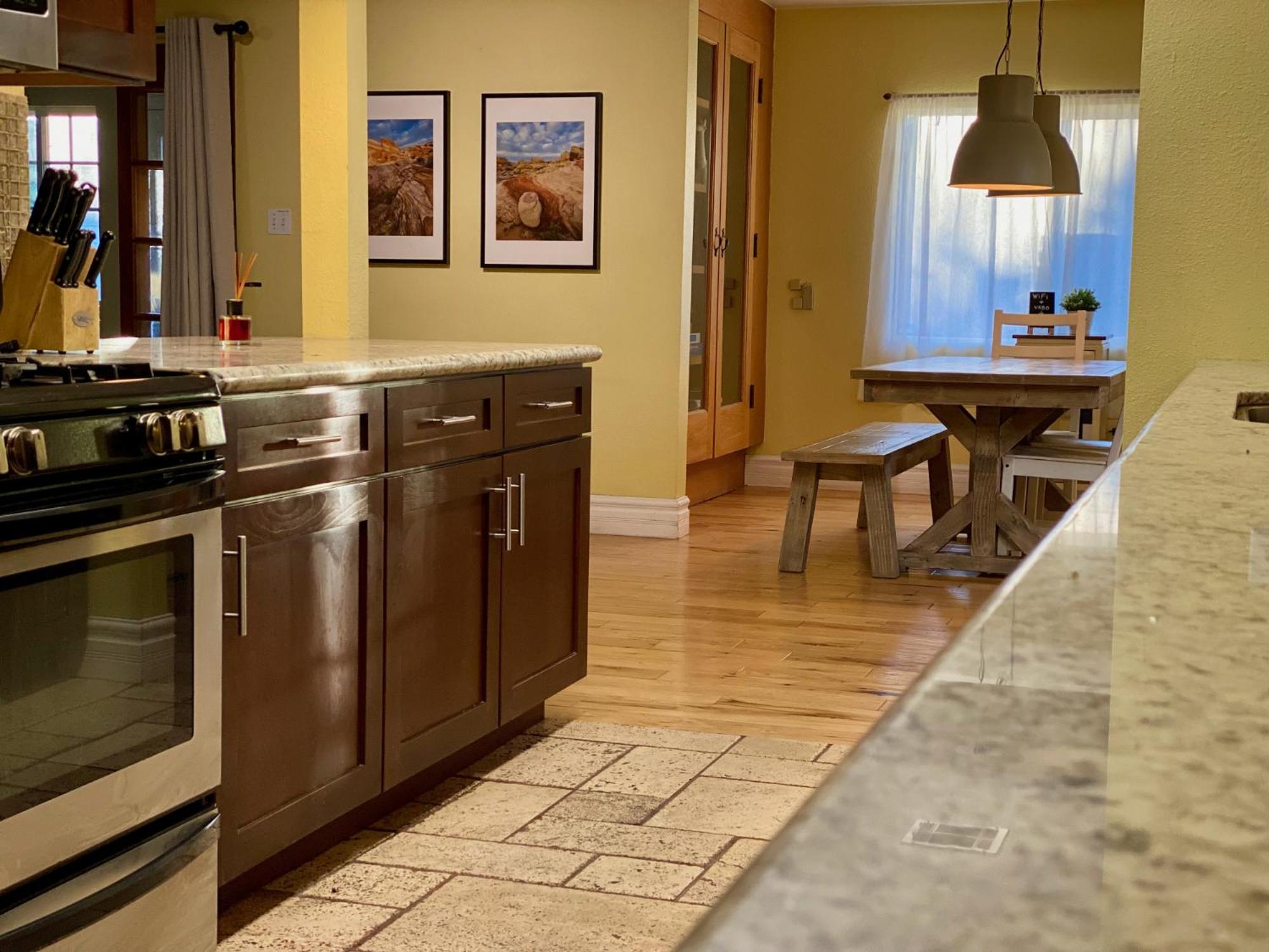 Newer Ranch with Pool and Hot Tub near the Strip and Freemont street.