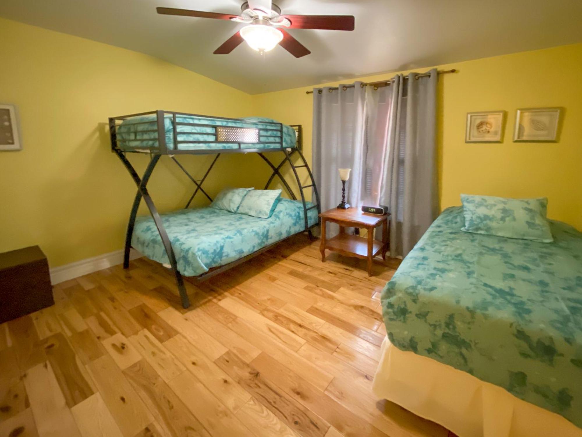 Newer Ranch with Pool and Hot Tub near the Strip and Freemont street.