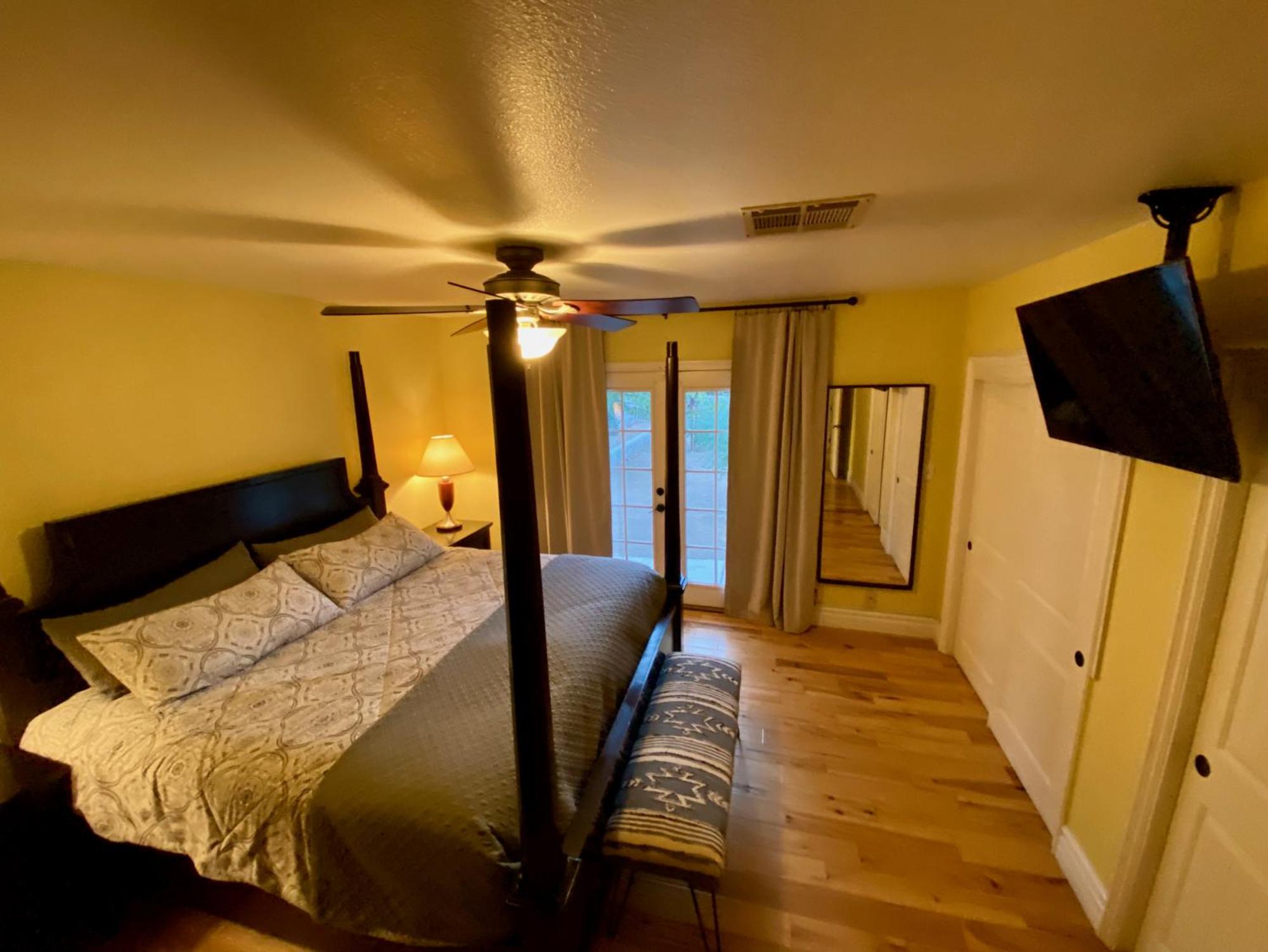 Newer Ranch with Pool and Hot Tub near the Strip and Freemont street.