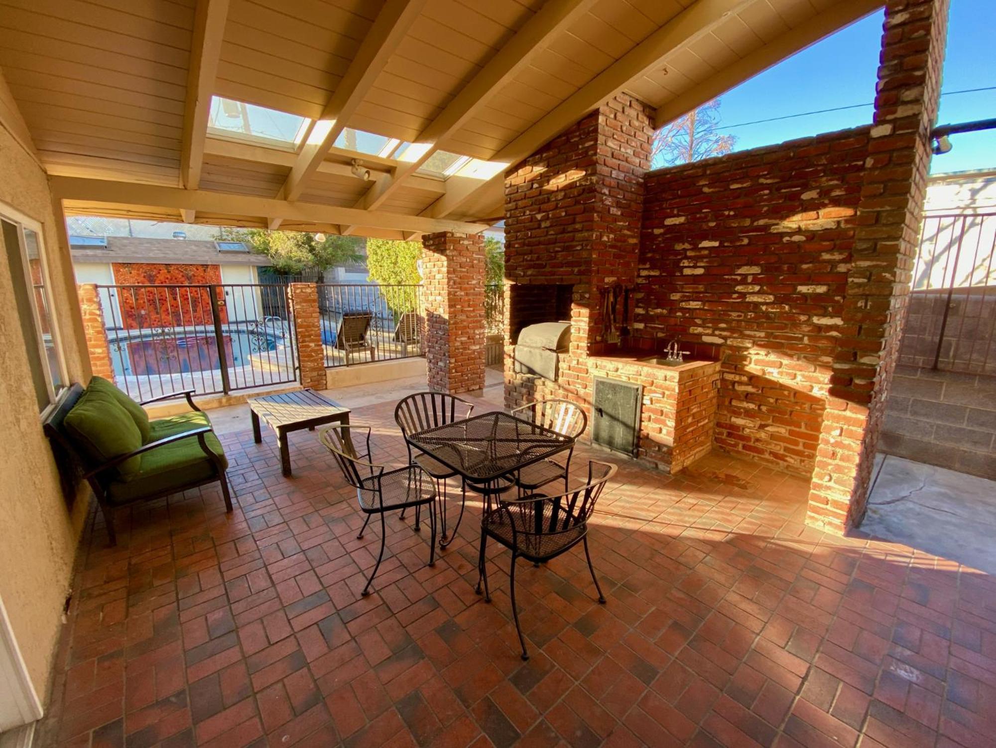 Newer Ranch with Pool and Hot Tub near the Strip and Freemont street.