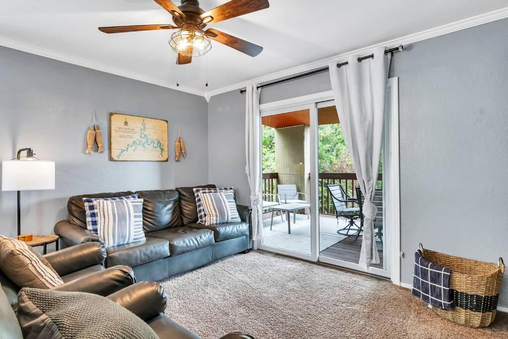 Cozy Lakeside Getaway - Outdoor Theater - Free Early Check-In- 4min to Silver Dollar City view 4