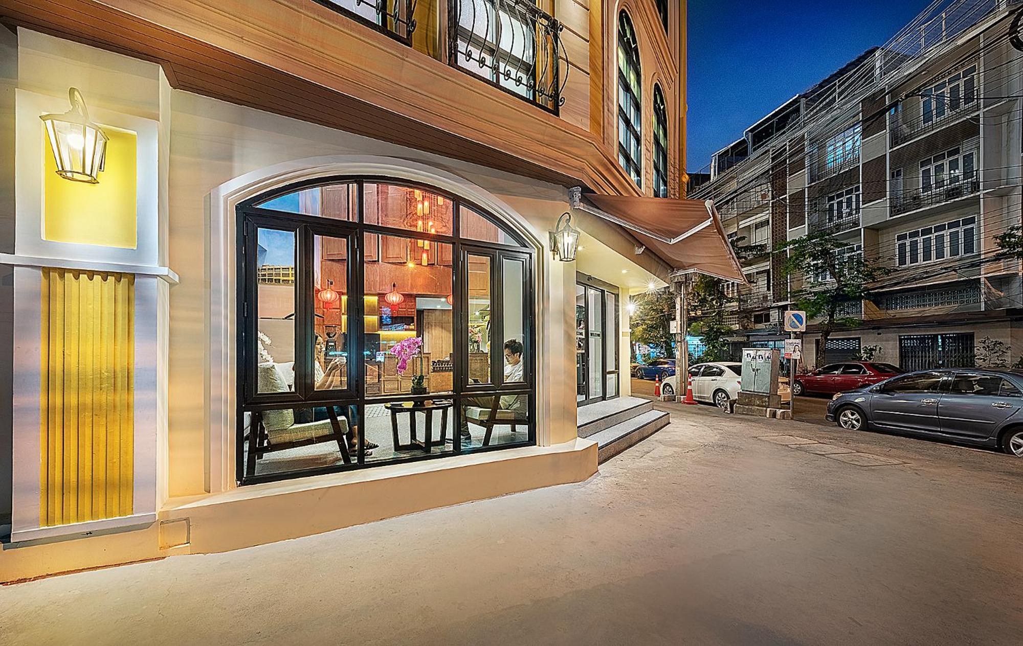 Phra Nakhon Poshtel