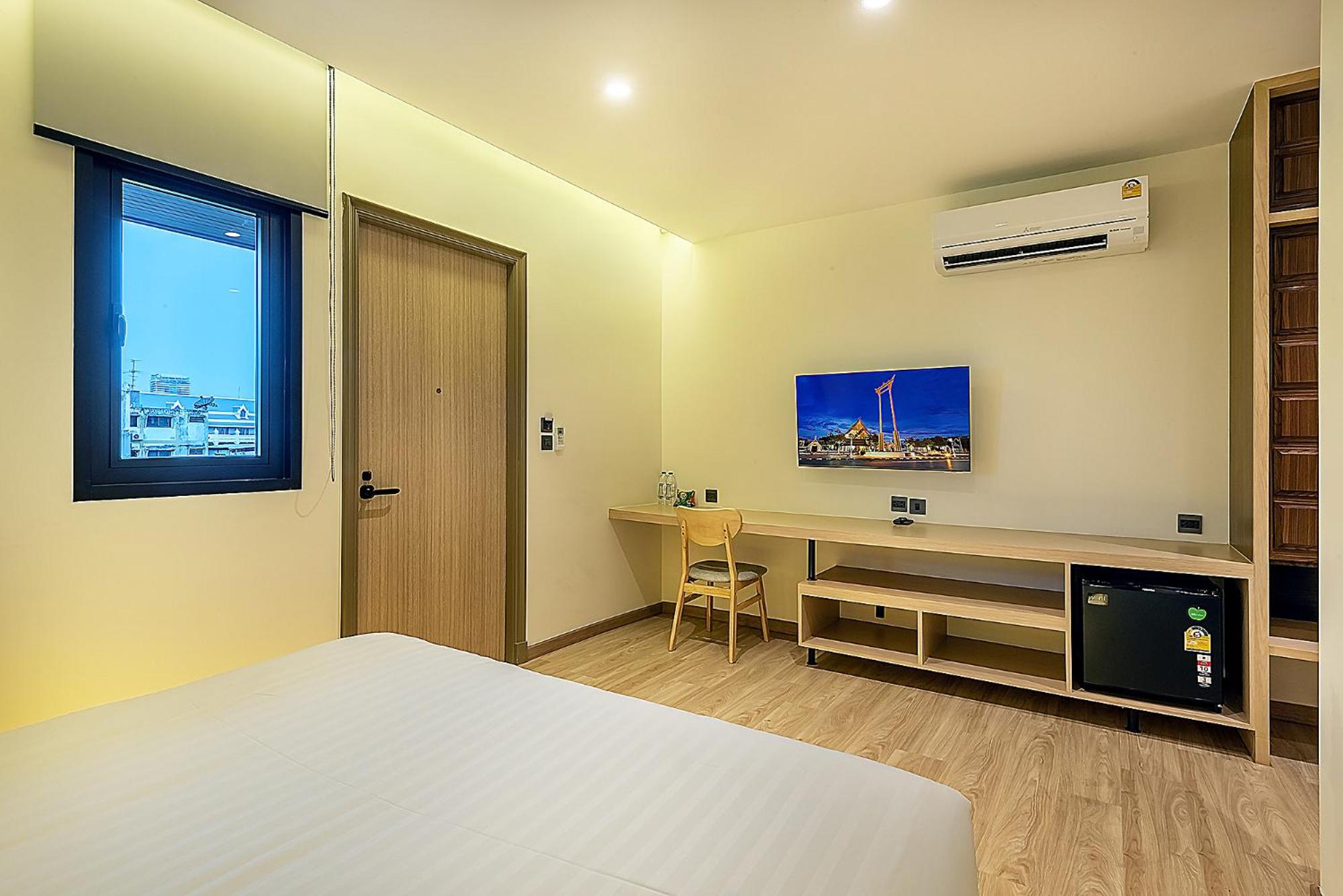 Phra Nakhon Poshtel