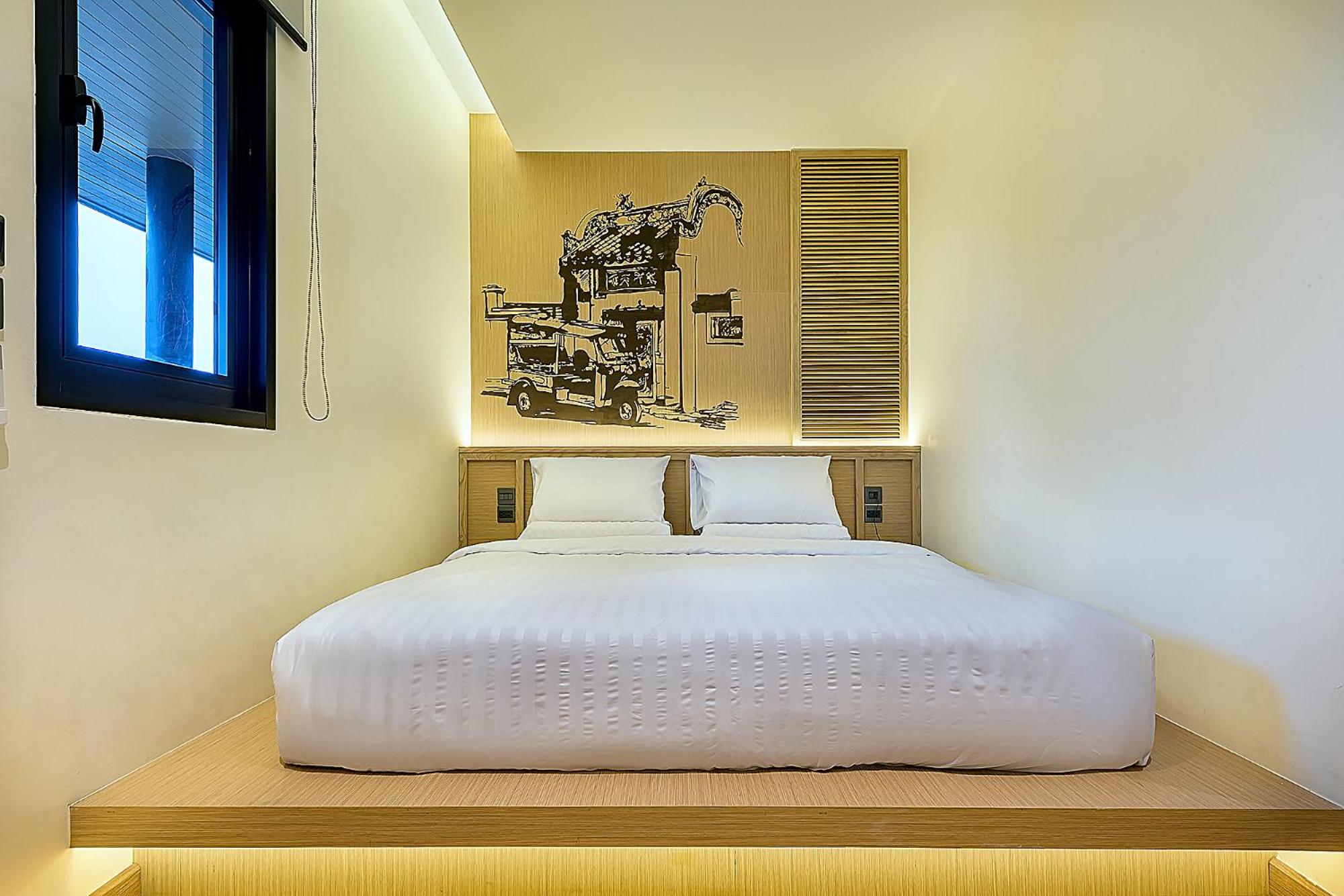 Phra Nakhon Poshtel