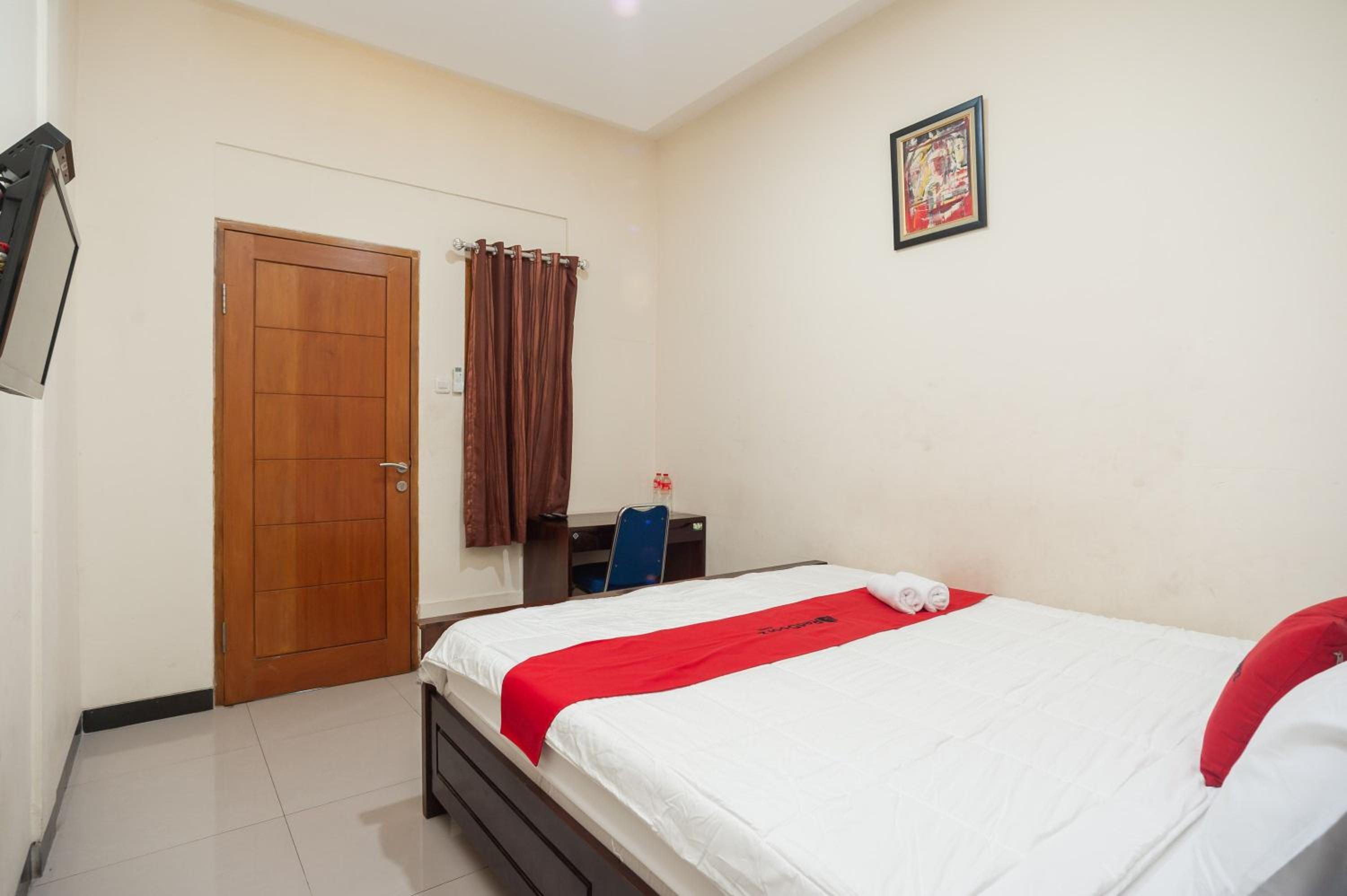 RedDoorz Plus near Universitas Indonesia
