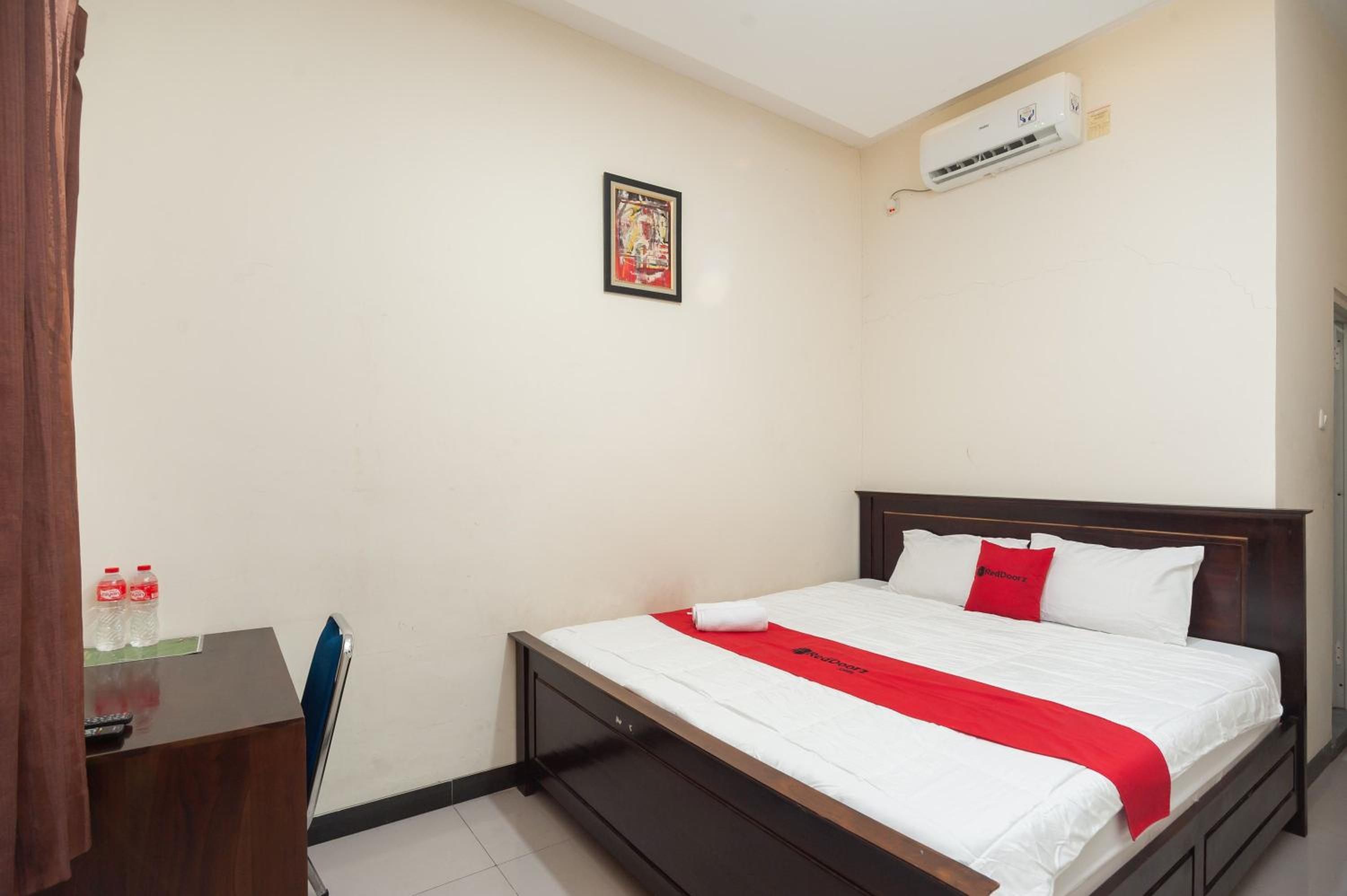 RedDoorz Plus near Universitas Indonesia