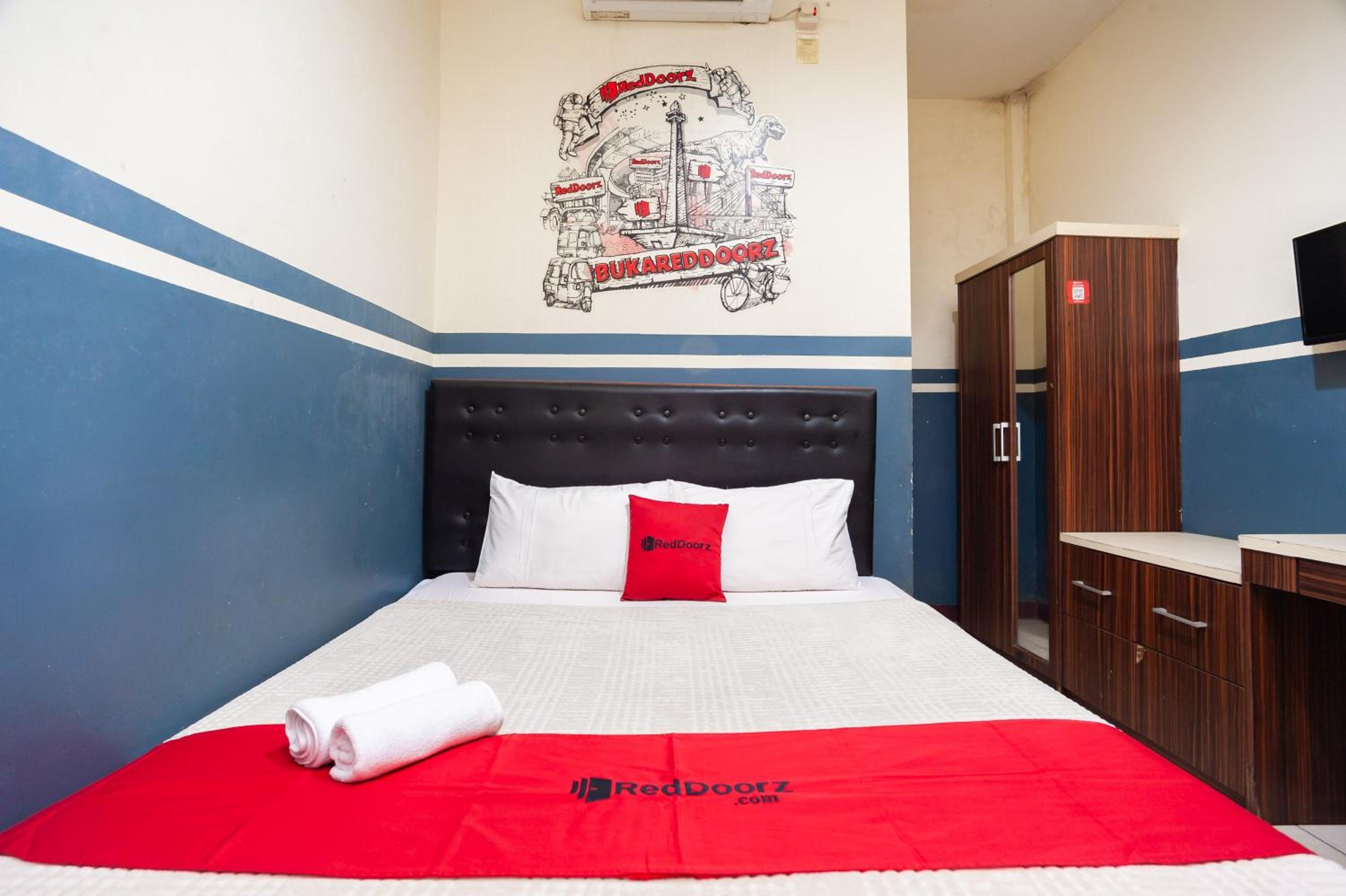 RedDoorz Plus near Universitas Indonesia