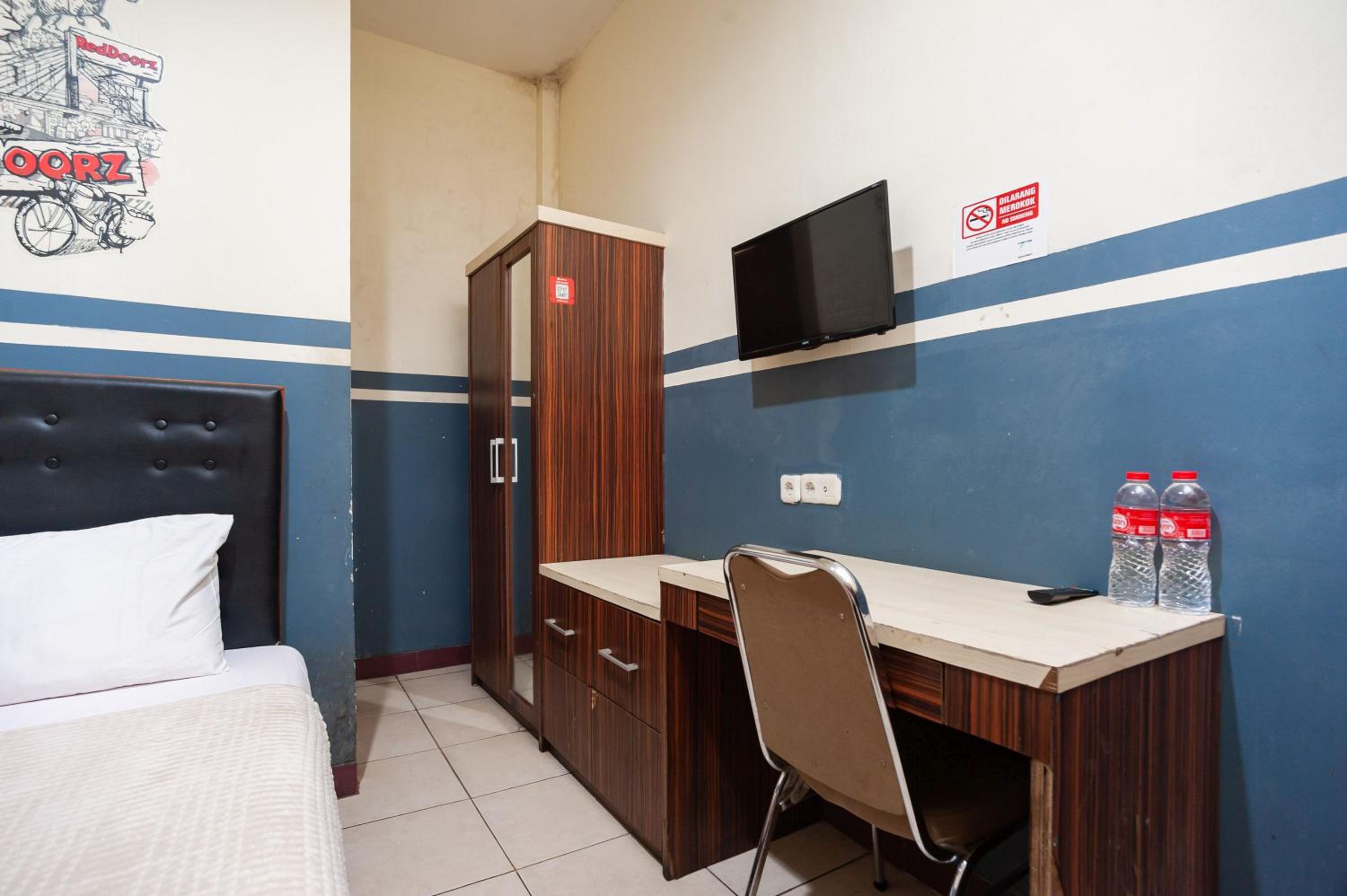 RedDoorz Plus near Universitas Indonesia