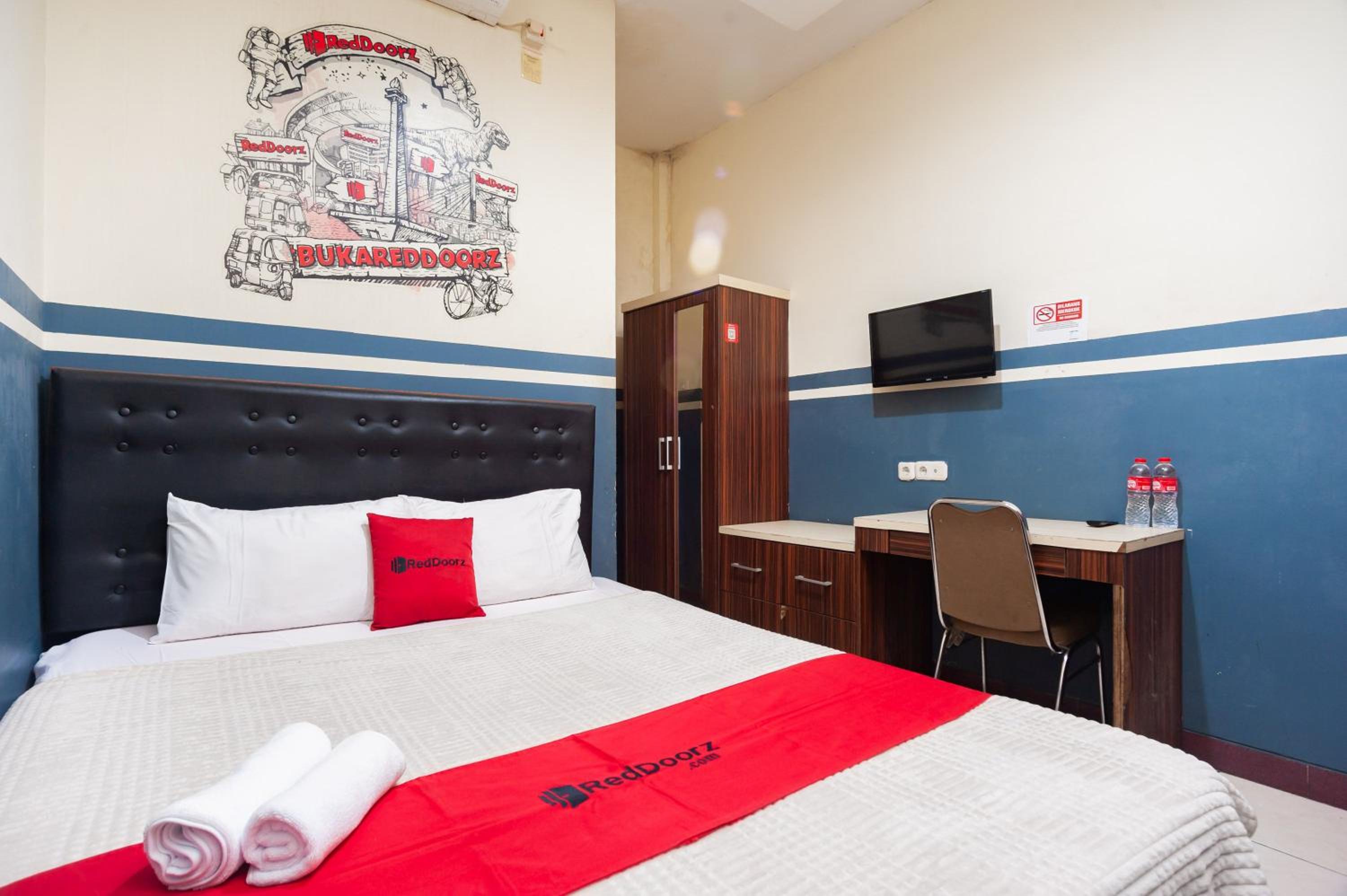 RedDoorz Plus near Universitas Indonesia