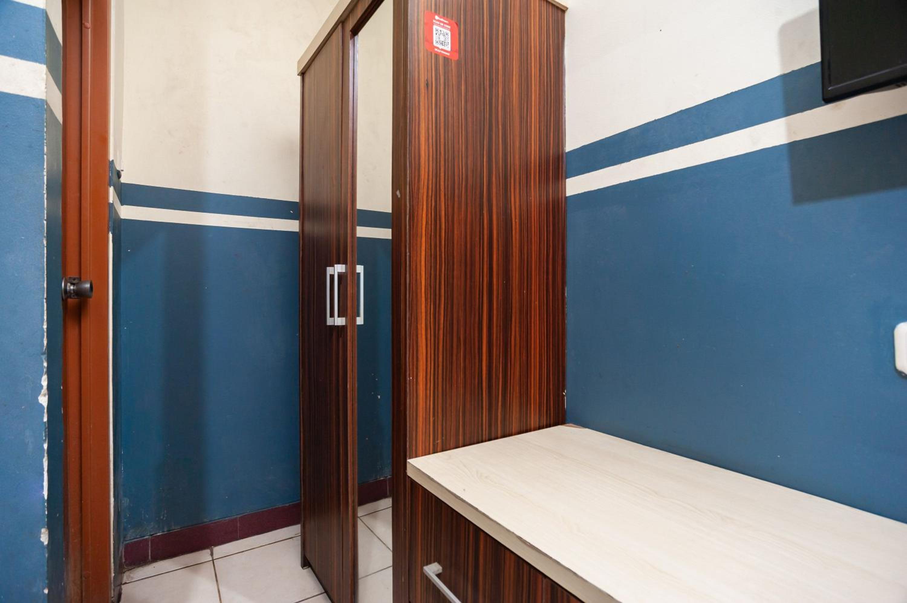 RedDoorz Plus near Universitas Indonesia