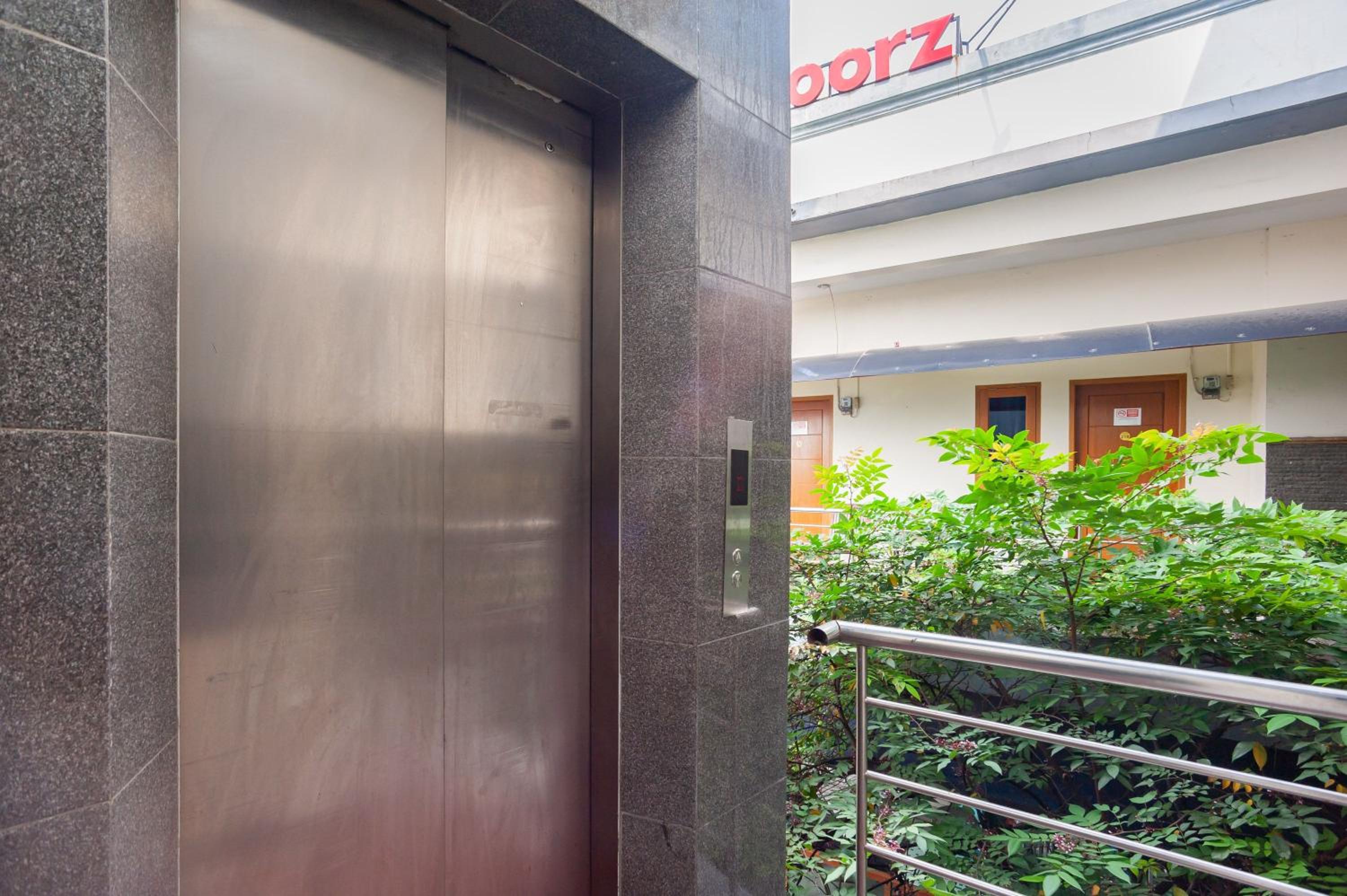RedDoorz Plus near Universitas Indonesia
