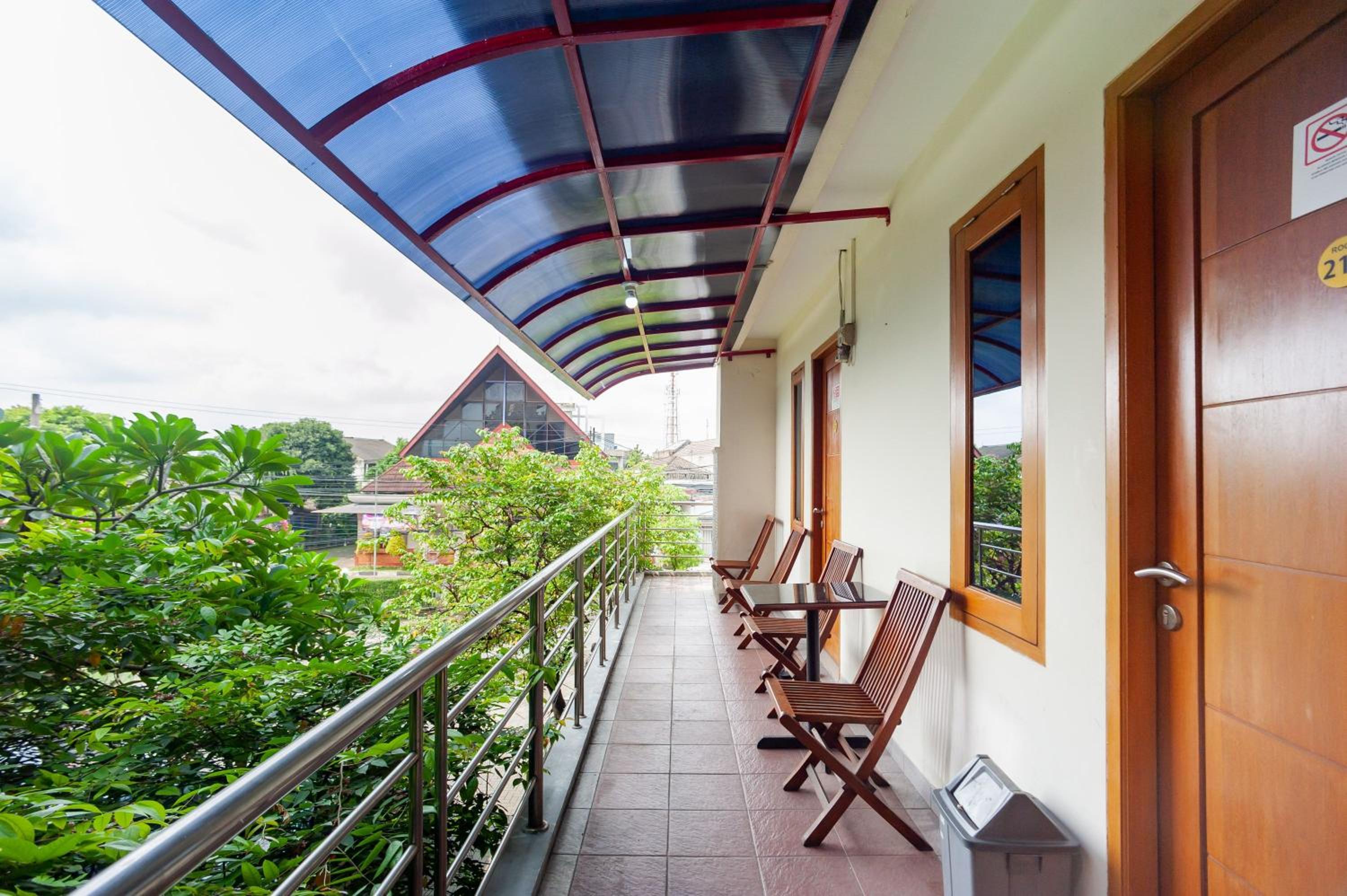 RedDoorz Plus near Universitas Indonesia