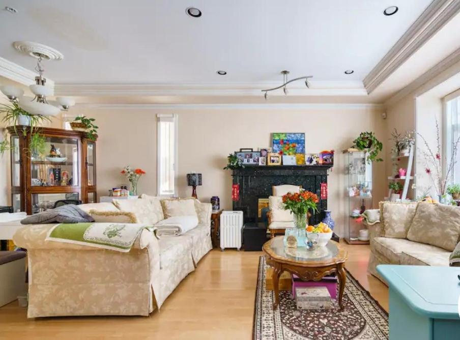 Helen's House / Close to Skytrain and Airport