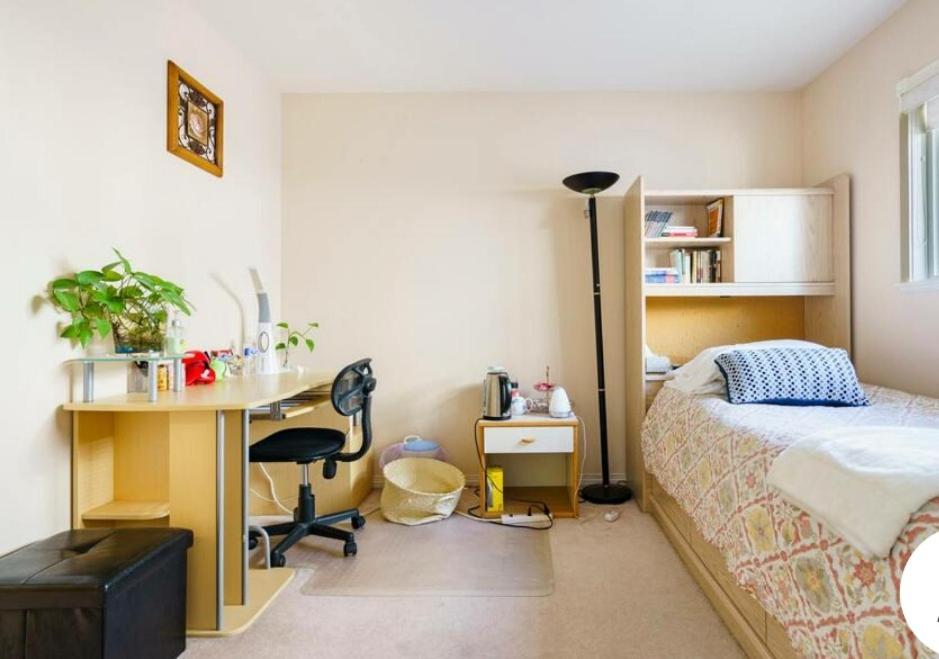 Helen's House / Close to Skytrain and Airport