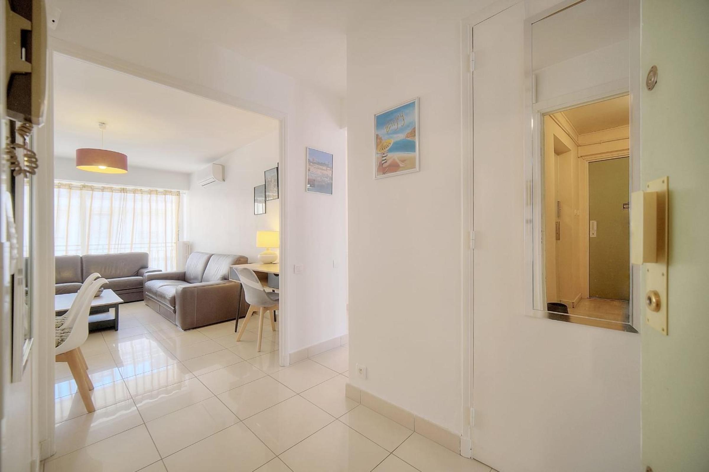 IMMOGROOM - Renovated apartment - Terrace - AC view 3