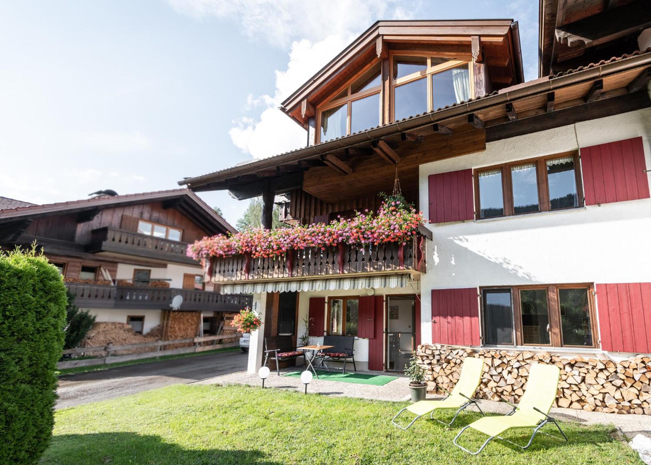 Neu! Sonnige Terrassen-Ferienwohnung in den Bergen
