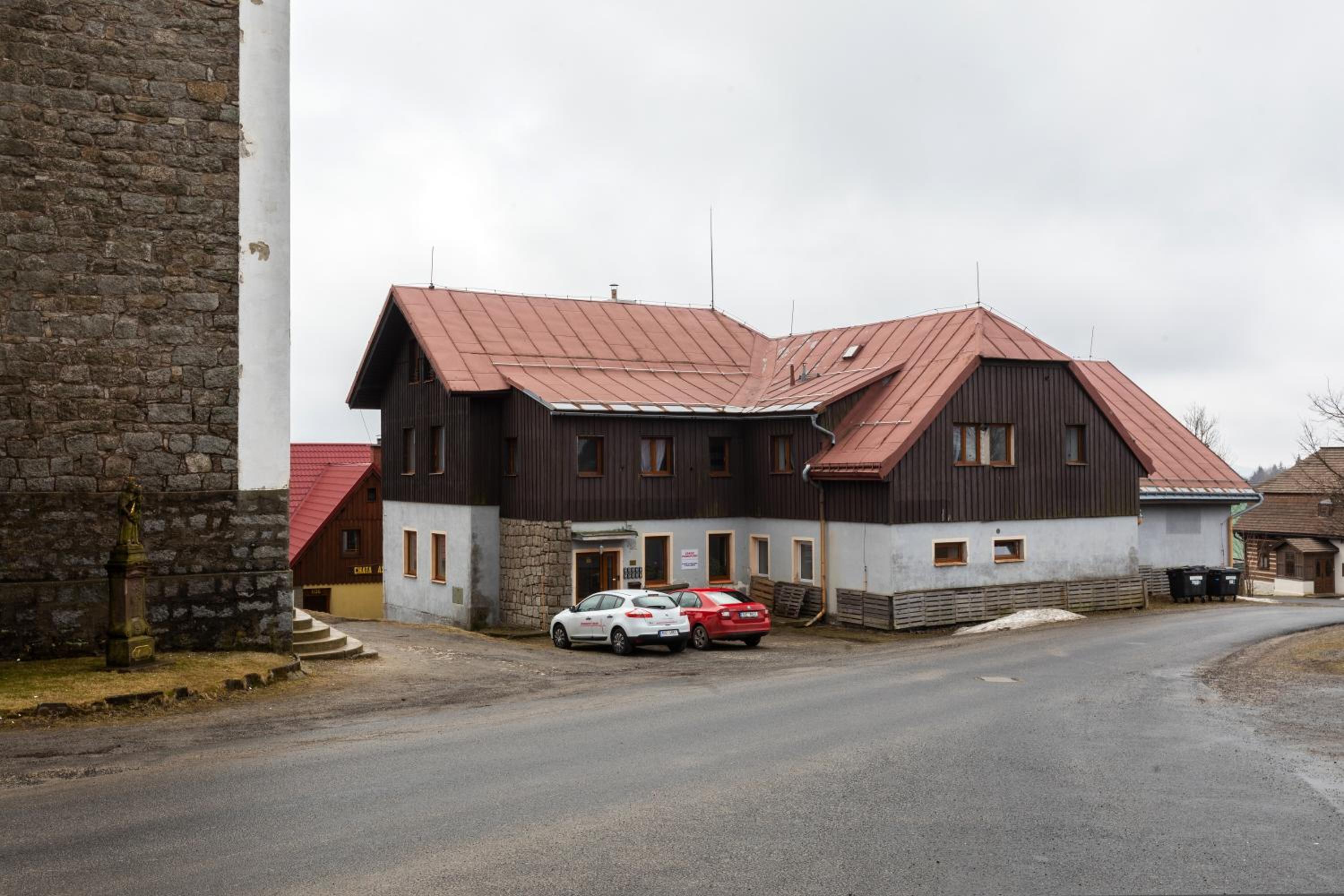 Chata u kostela