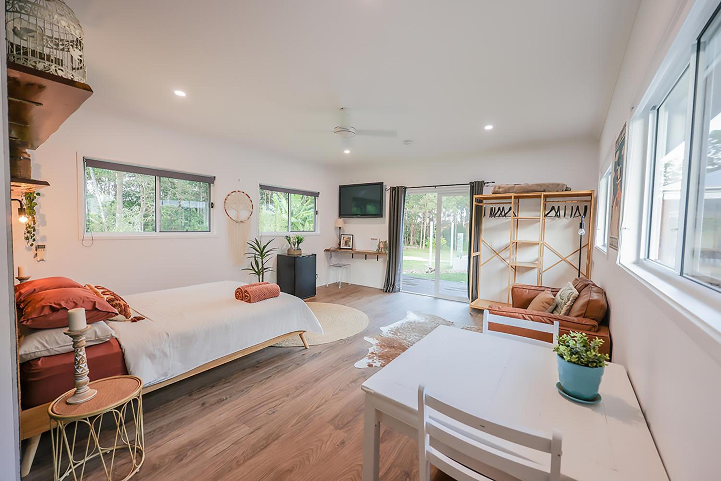 The Poolhaus Retreat - Peaceful Private Studio