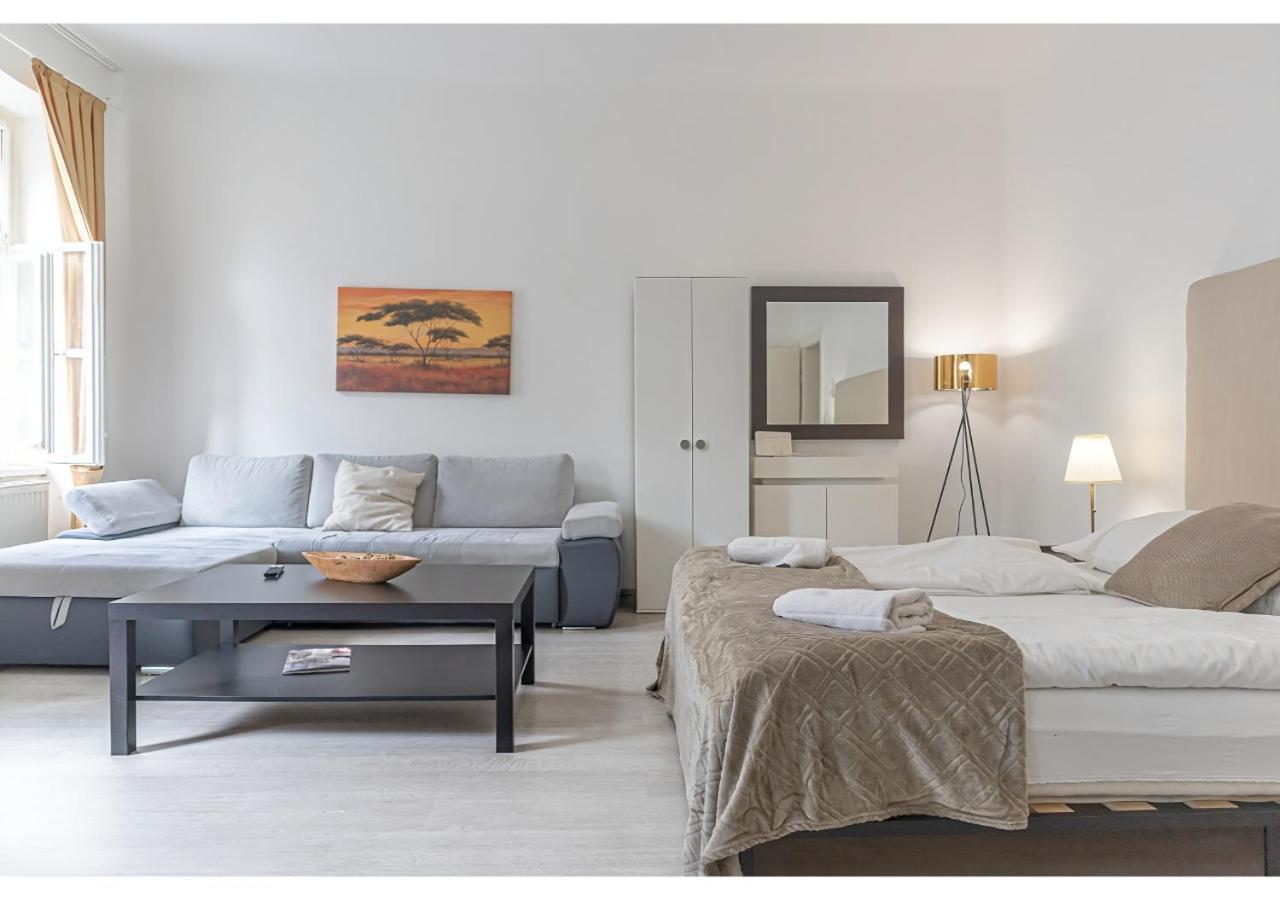 2 Pleasant Flats - Perfect for Long Stays