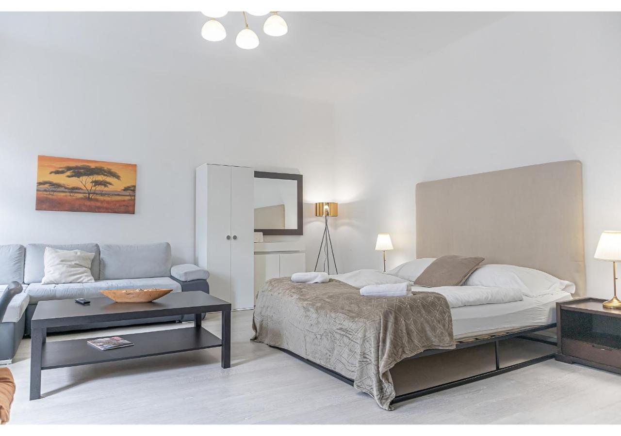 2 Pleasant Flats - Perfect for Long Stays