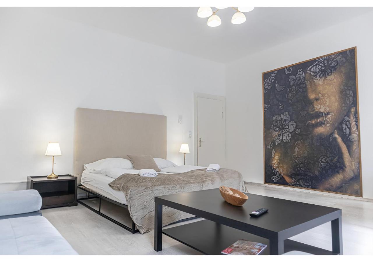2 Pleasant Flats - Perfect for Long Stays