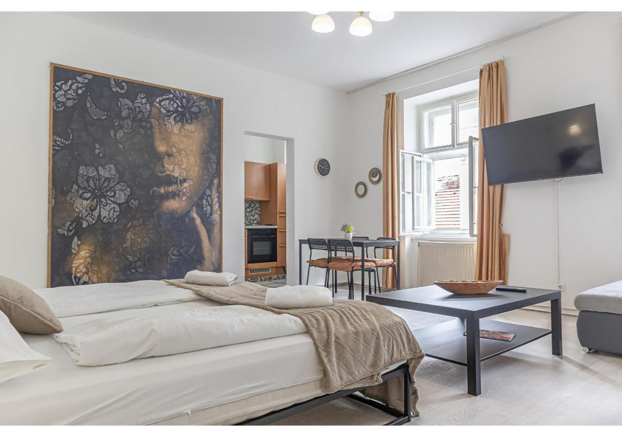 2 Pleasant Flats - Perfect for Long Stays