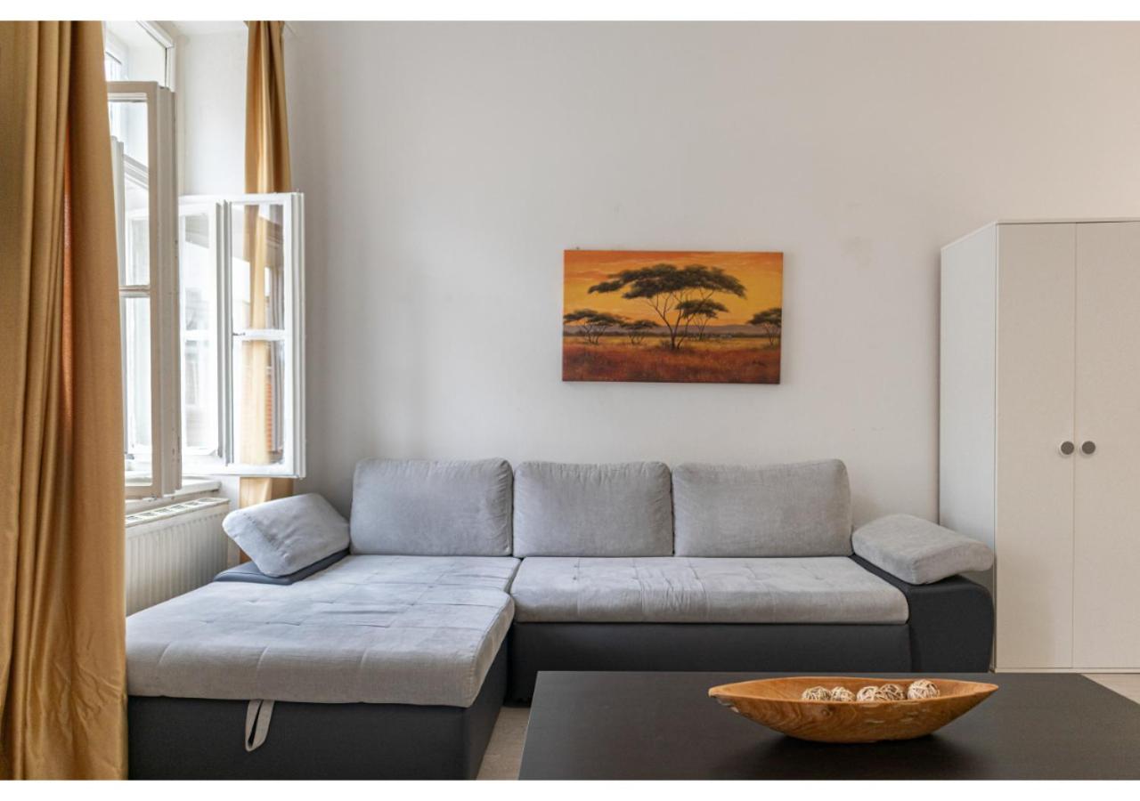 2 Pleasant Flats - Perfect for Long Stays