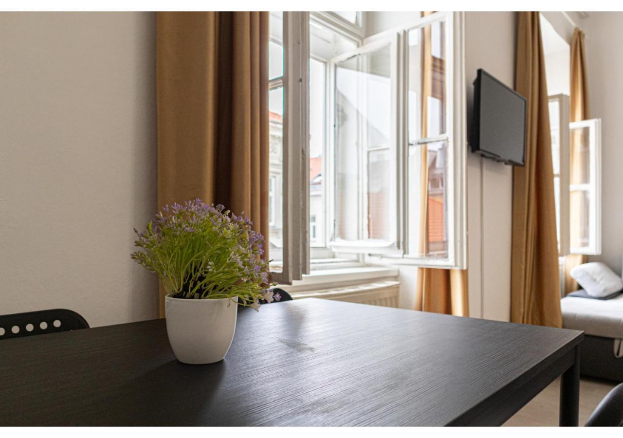2 Pleasant Flats - Perfect for Long Stays