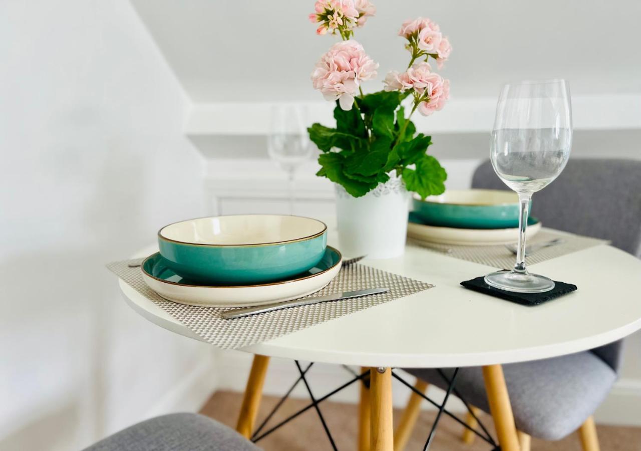 Nestee Serviced Apartments - Central Torquay - Pet Friendly - Harbour Views view 2