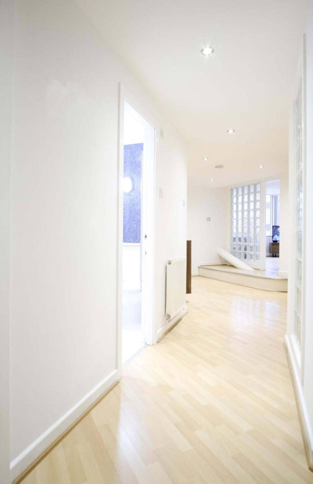 Spacious 2BR 2BA Apartment City Centre Sleeps 5 view 3