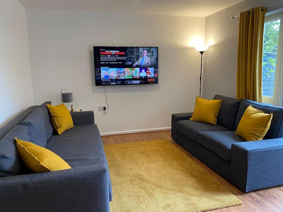 Cheerful 4-bedroom house with multiple car parking view 3