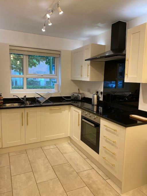 Cheerful 4-bedroom house with multiple car parking view 2