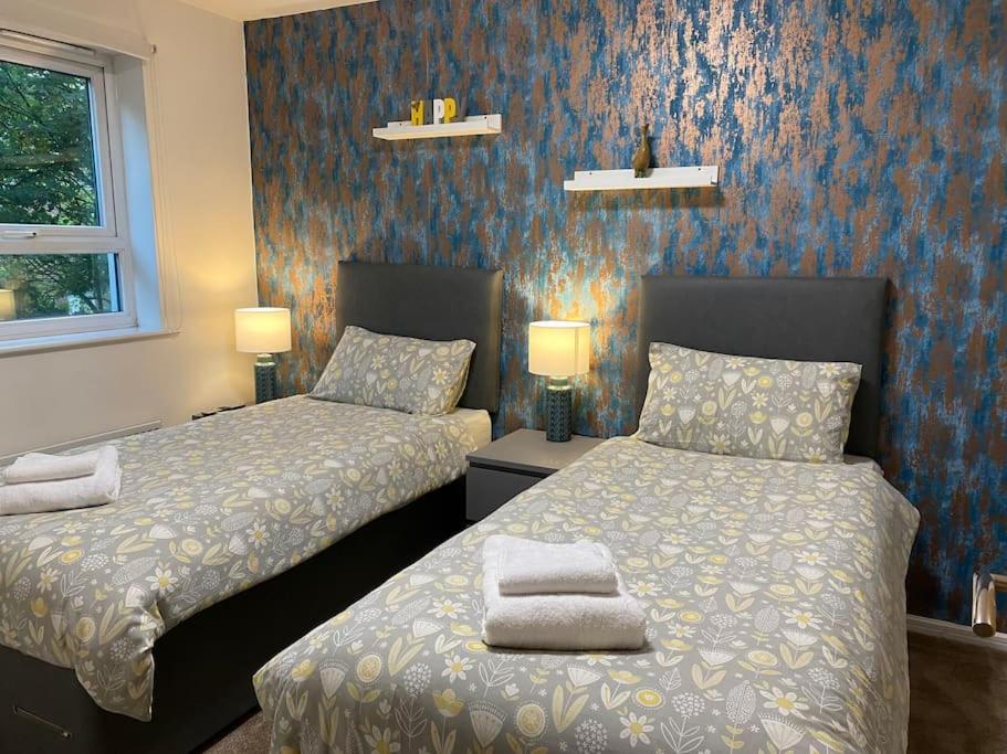Cheerful 4-bedroom house with multiple car parking view 4