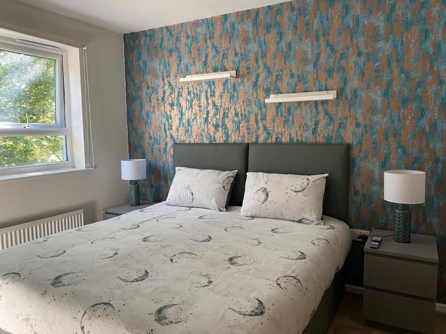 Cheerful 4-bedroom house with multiple car parking view 5