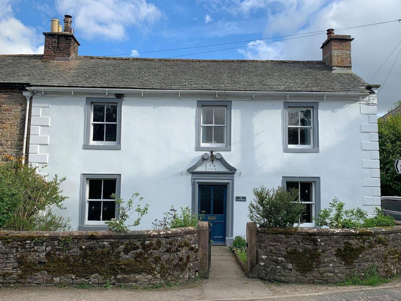 House - Sleeps 10 Pet friendly & Parking