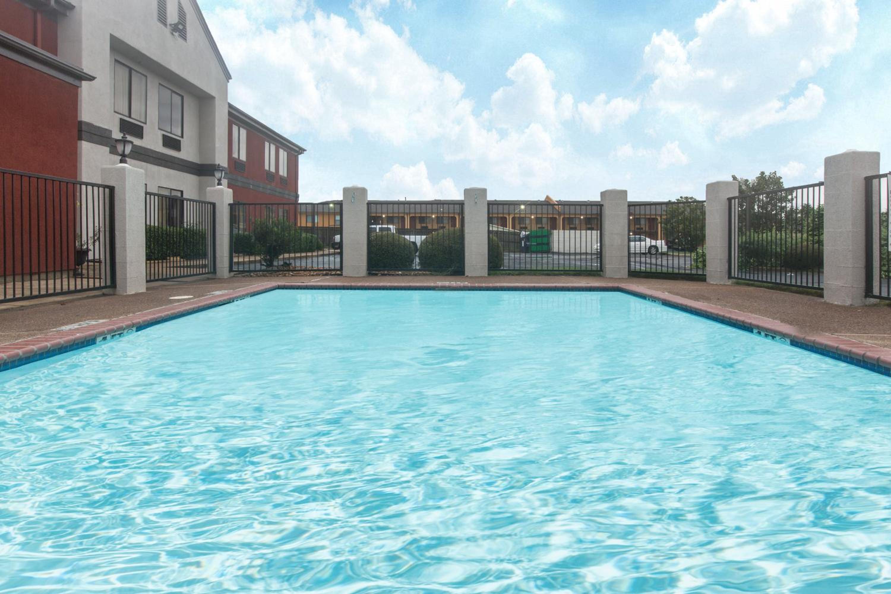 Super 8 by Wyndham Southaven view 3