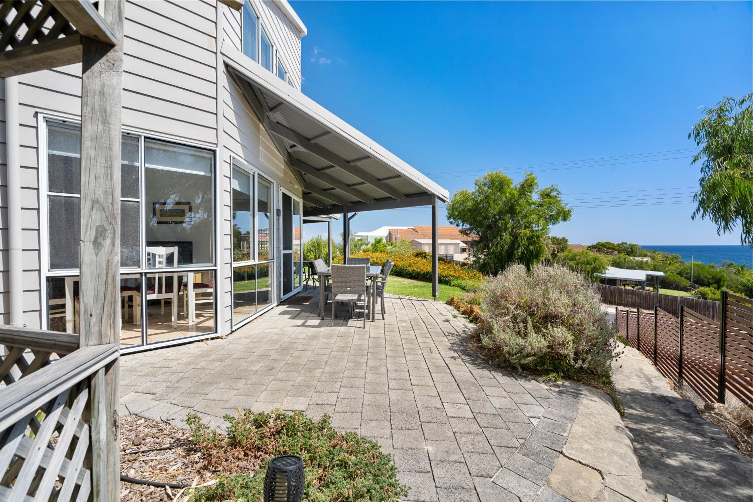 Seaview Residence by 