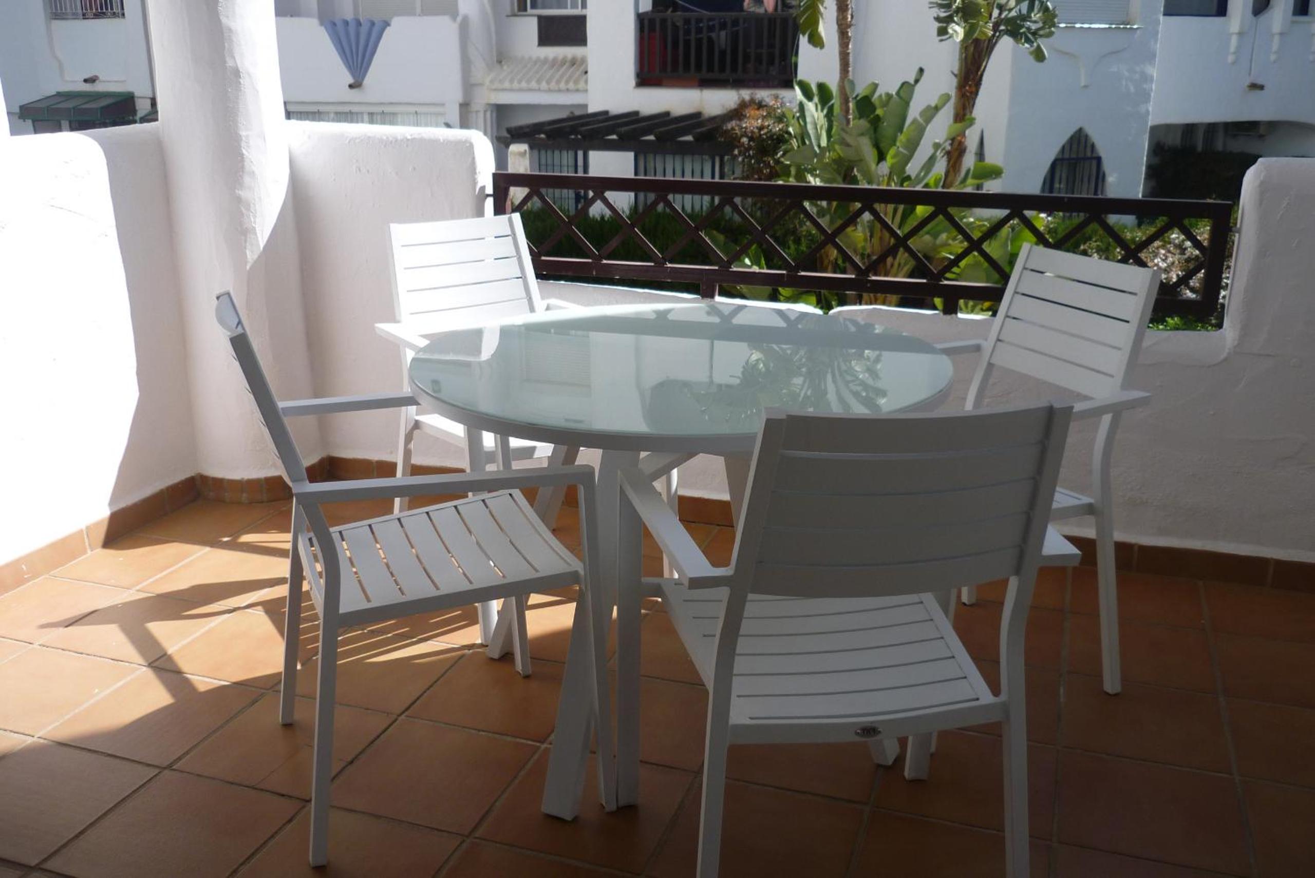 Perfect Location 2 bed Apt Calahonda view 2
