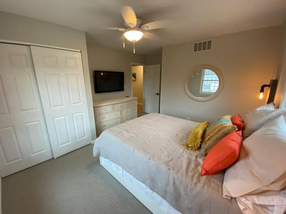 Stunning and Spacious 3br/2.5 ba only a block to the Bay Beaches view 3
