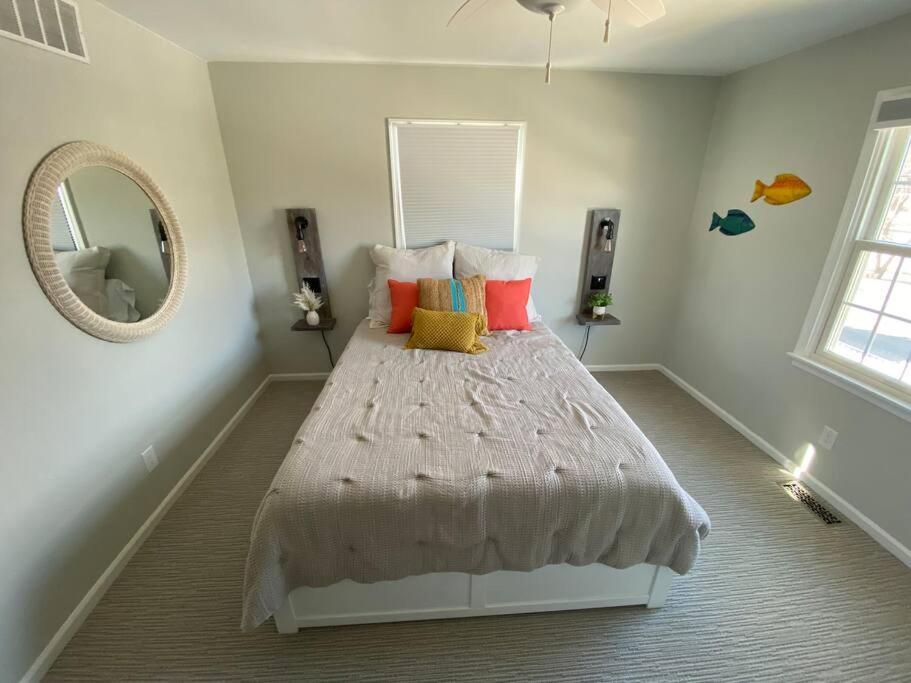 Stunning and Spacious 3br/2.5 ba only a block to the Bay Beaches view 4