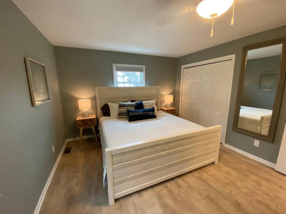 Stunning and Spacious 3br/2.5 ba only a block to the Bay Beaches view 5