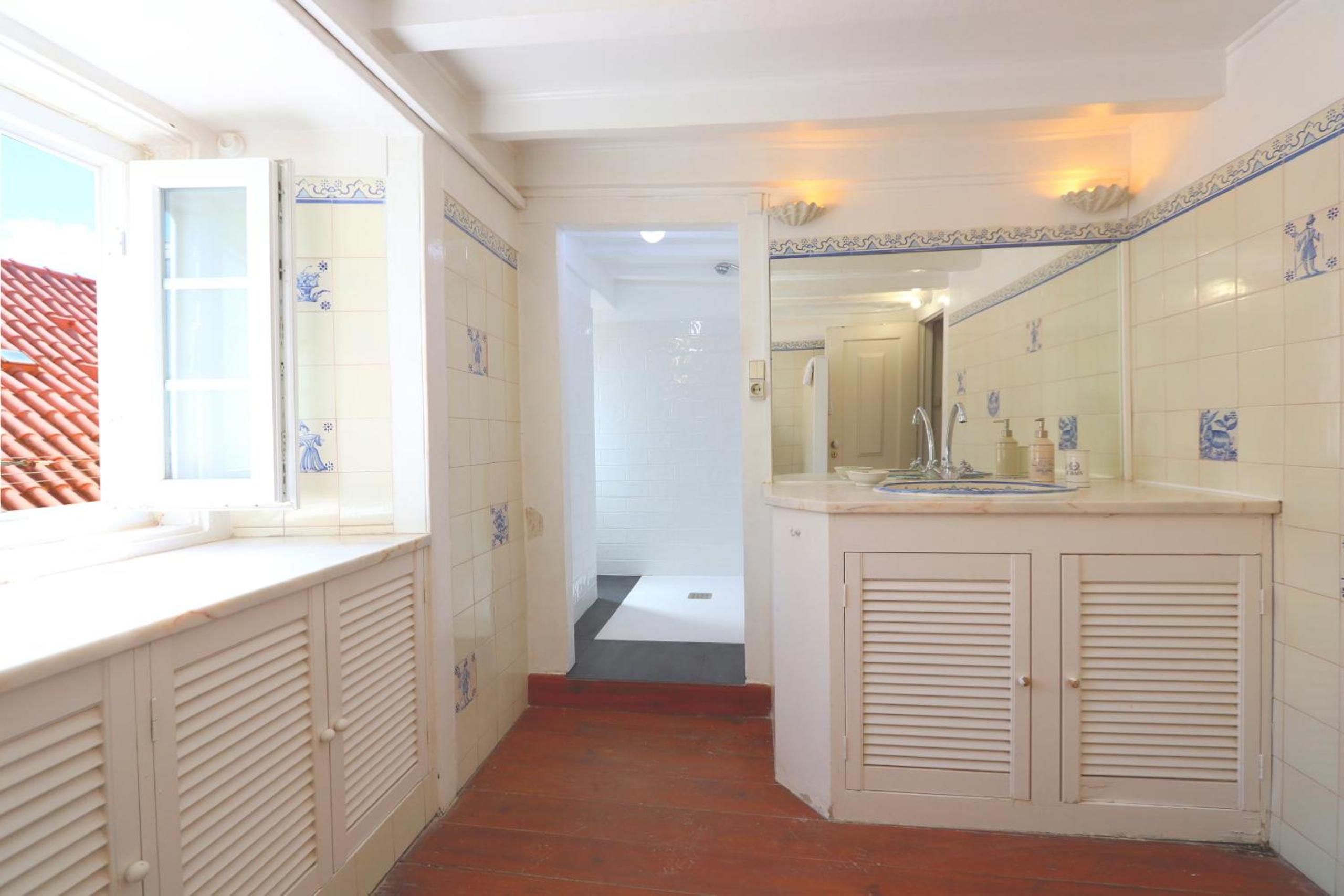 The Downtown Terrace - Fabulous Views, Sun Deck, Penthouse, 5th-floor no lift view 4