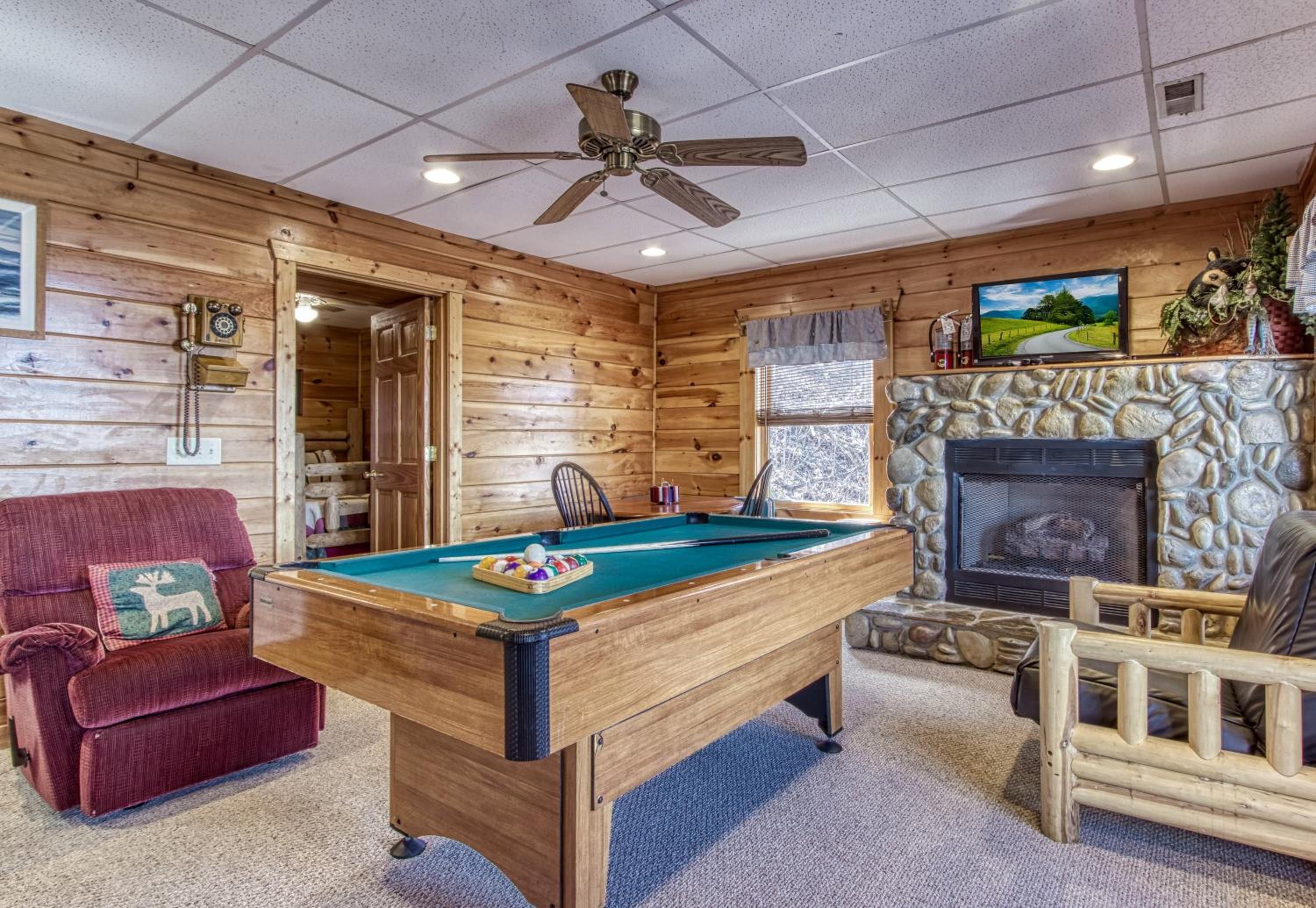 Tree Tops, Hot Tub, Pool table, WIFI, 560 FREE tickets each paid day view 2