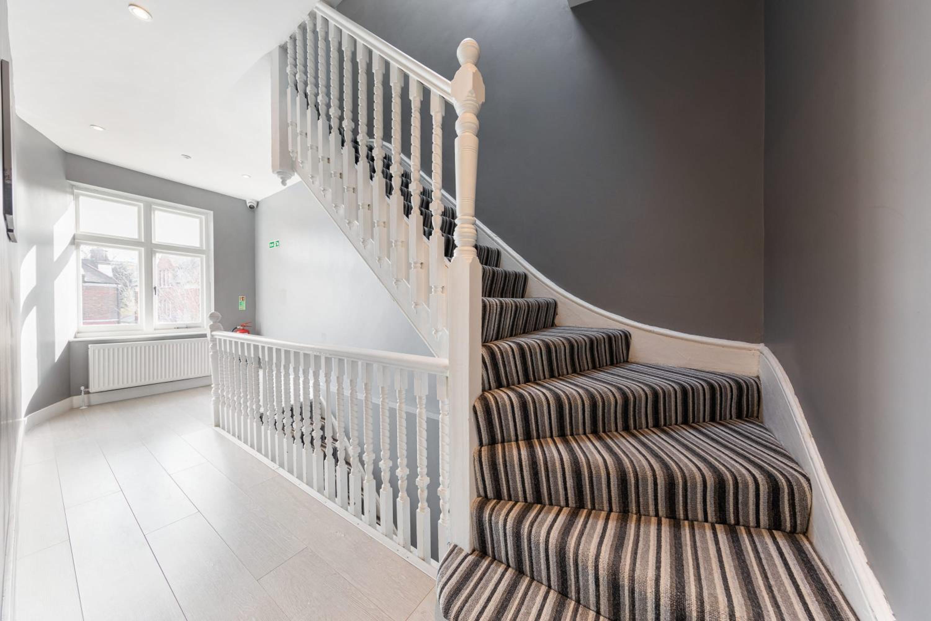 Boutique Modern Hotel Room For Two Near Tube And Bus Stations