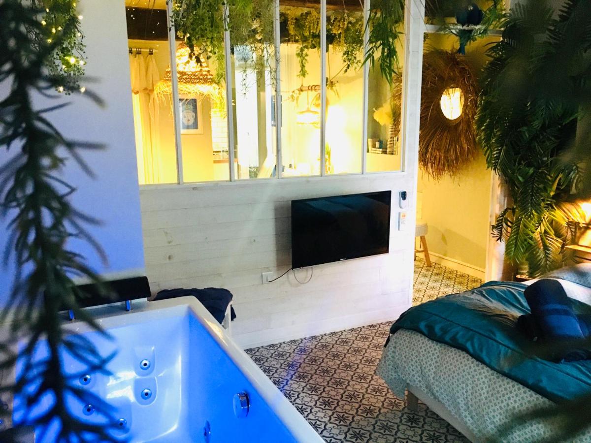 Me and Mrs Jones Suite Jacuzzi Hypercentre view 3